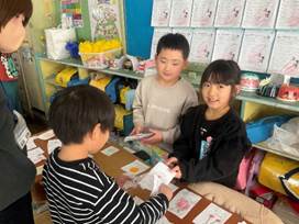 �e�[�u���̏�ɍ����Ă���q������

AI �����R���e���c�͌����܂މ\��������܂��B