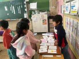 �l, ����, �e�[�u��, �q�� ���܂܂�Ă���摜

AI �����R���e���c�͌����܂މ\��������܂��B